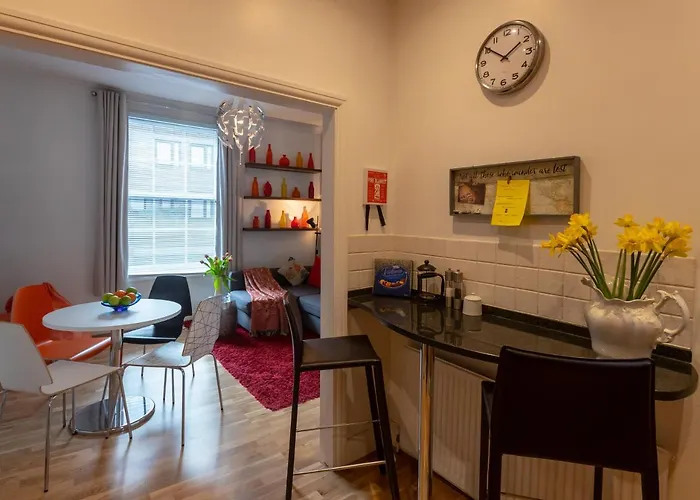The Wanderlust - 1 Bedroom Apartment L Sleeps 4 With Sofa Bed L Prime Location Plus Free Wifi L Perfect For Business & Leisure Travelers L 15Percent Off Weekly & 20Percent Off Monthly Stays!